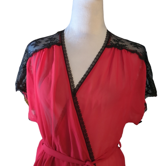 Zanzibar' WRAP IN RED Fine floral lace insets atop the shoulders size small - Picture 2 of 5